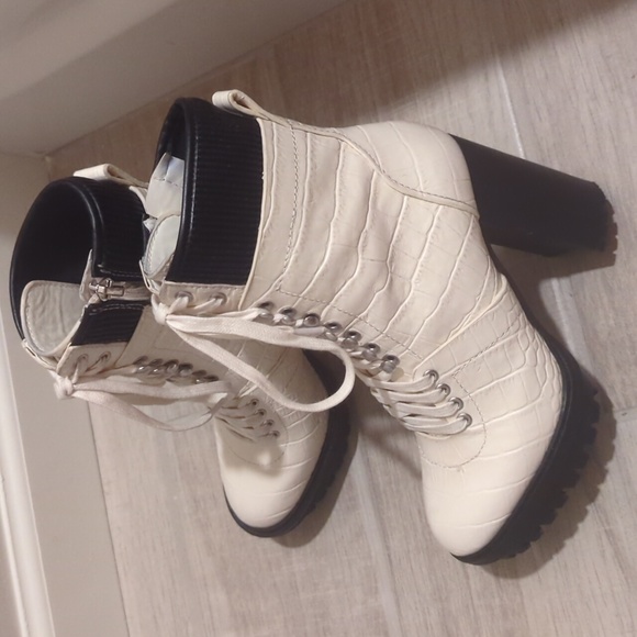 NWOT Vince Camuto Women's Ermania Combat Block Heel Platform Boots - Size 5 - Picture 3 of 8